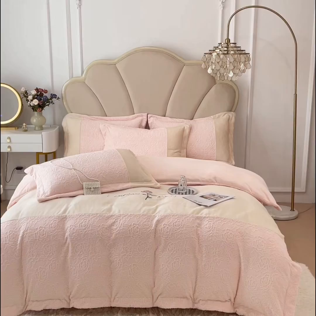 91家纺网 家纺一手货源 找家纺 （总）梵克保罗 2025秋冬新款全消光牛奶绒雕花拼接刺绣款四件套-假日玫瑰（含买家秀）