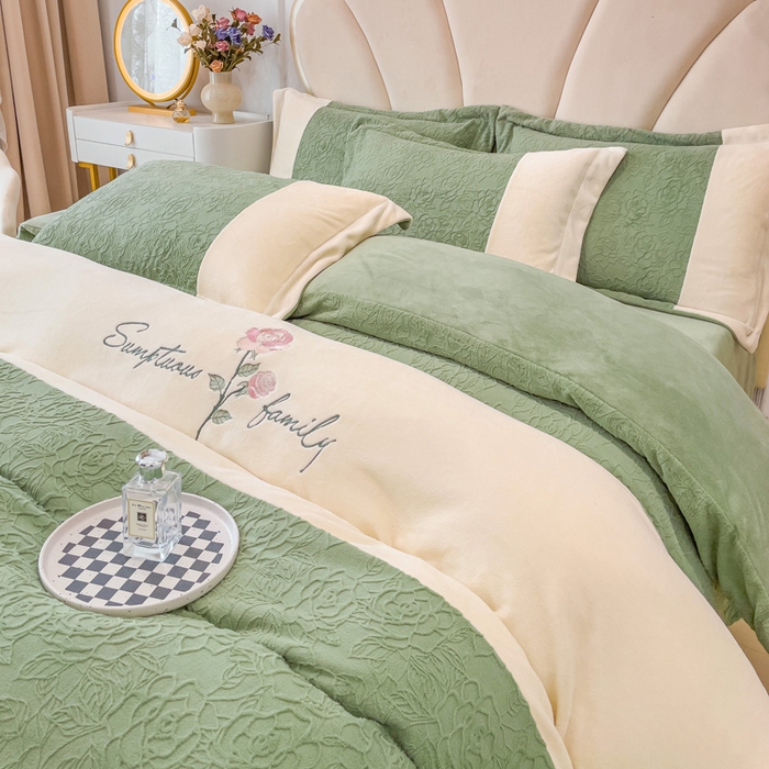 91家纺网 家纺一手货源 找家纺 梵克保罗 2025秋冬新款全消光牛奶绒雕花拼接刺绣款四件套-假日玫瑰（含买家秀） 假日玫瑰-山茶绿