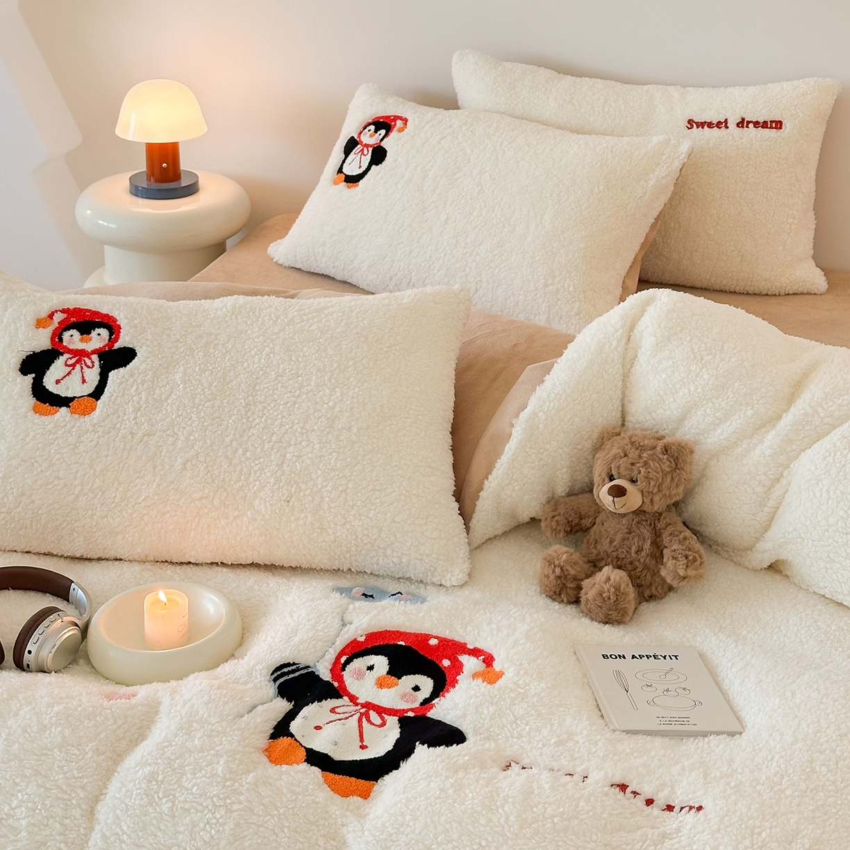 91家纺网 家纺一手货源 找家纺 梓之赫 2025新款小版羊羔绒牛奶绒卡通四件套冬季加厚保暖 企鹅-白卡其