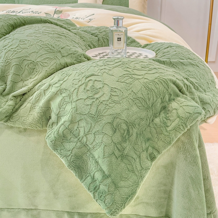 91家纺网 家纺一手货源 找家纺 梵克保罗 2025秋冬新款全消光牛奶绒雕花拼接刺绣款四件套-假日玫瑰（含买家秀） 假日玫瑰-山茶绿