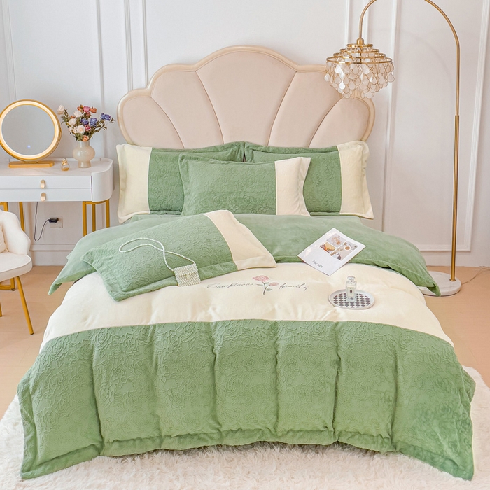 91家纺网 家纺一手货源 找家纺 梵克保罗 2025秋冬新款全消光牛奶绒雕花拼接刺绣款四件套-假日玫瑰（含买家秀） 假日玫瑰-山茶绿