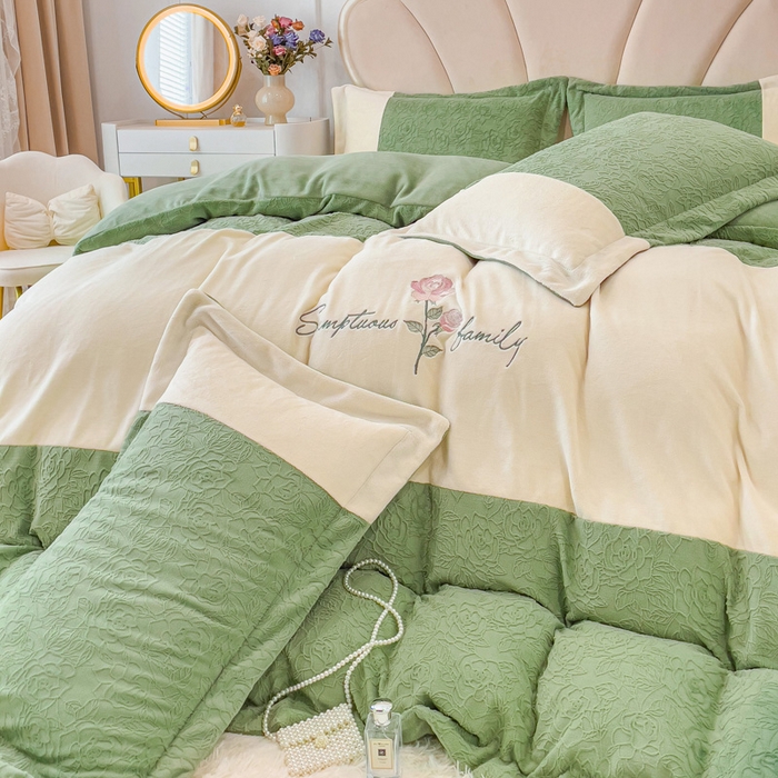 91家纺网 家纺一手货源 找家纺 梵克保罗 2025秋冬新款全消光牛奶绒雕花拼接刺绣款四件套-假日玫瑰（含买家秀） 假日玫瑰-山茶绿