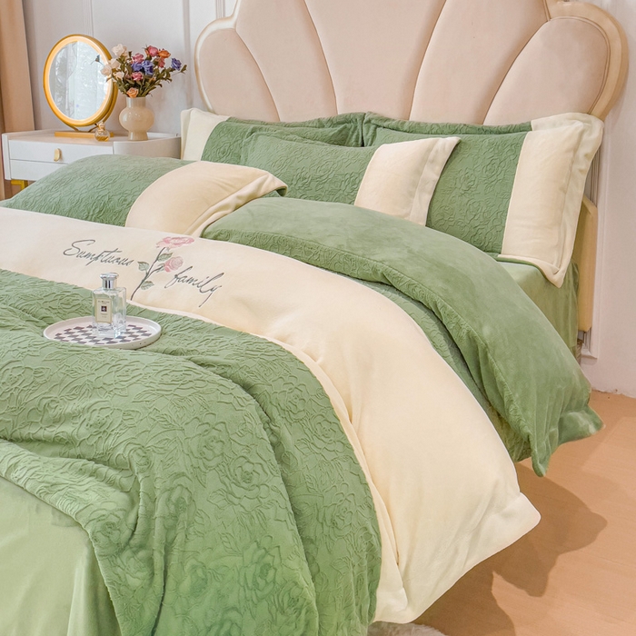 91家纺网 家纺一手货源 找家纺 梵克保罗 2025秋冬新款全消光牛奶绒雕花拼接刺绣款四件套-假日玫瑰（含买家秀） 假日玫瑰-山茶绿