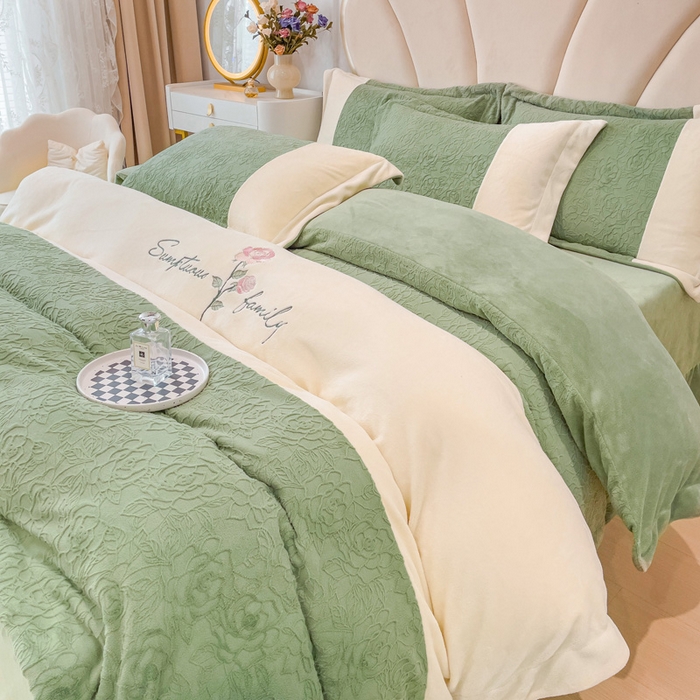 91家纺网 家纺一手货源 找家纺 梵克保罗 2025秋冬新款全消光牛奶绒雕花拼接刺绣款四件套-假日玫瑰（含买家秀） 假日玫瑰-山茶绿