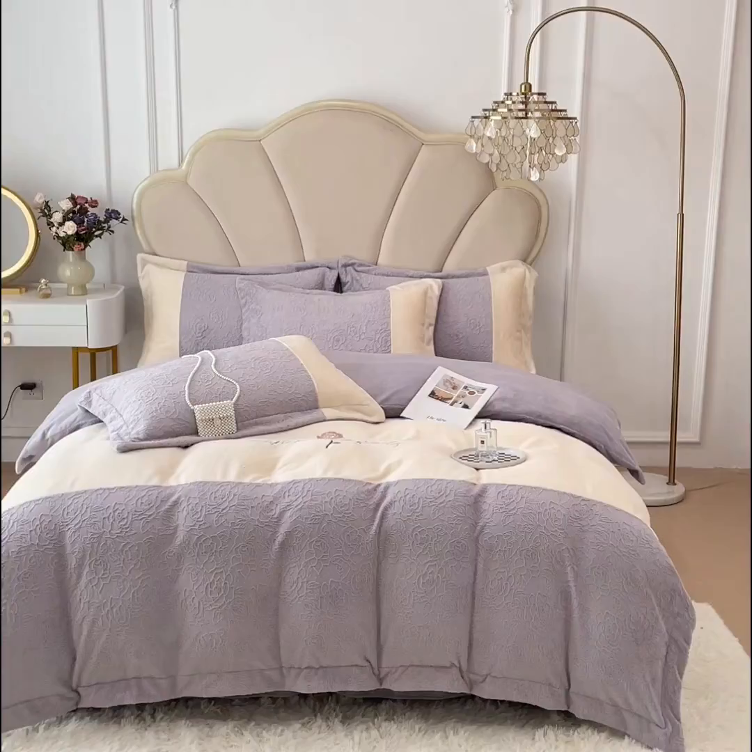 91家纺网 家纺一手货源 找家纺 梵克保罗 2025秋冬新款全消光牛奶绒雕花拼接刺绣款四件套-假日玫瑰（含买家秀） 假日玫瑰-香芋紫