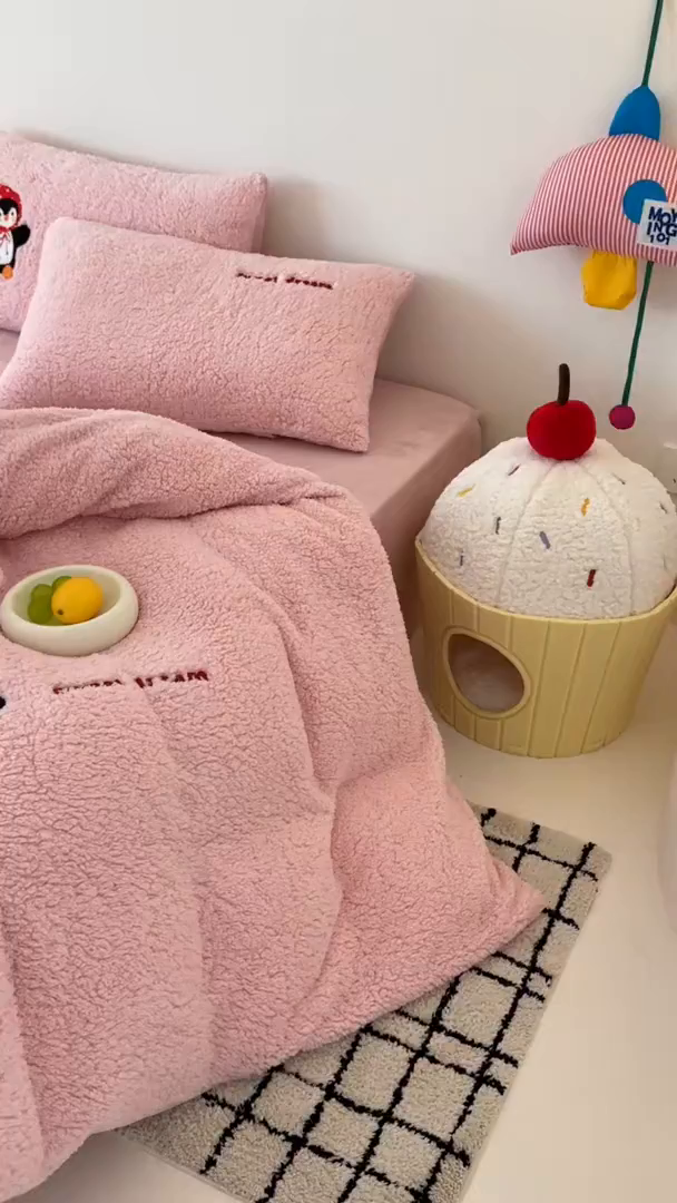 91家纺网 家纺一手货源 找家纺 梓之赫 2025新款小版羊羔绒牛奶绒卡通四件套冬季加厚保暖 企鹅-粉