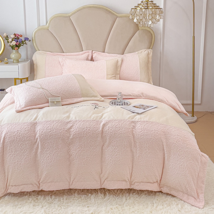 91家纺网 家纺一手货源 找家纺 （总）梵克保罗 2025秋冬新款全消光牛奶绒雕花拼接刺绣款四件套-假日玫瑰（含买家秀）