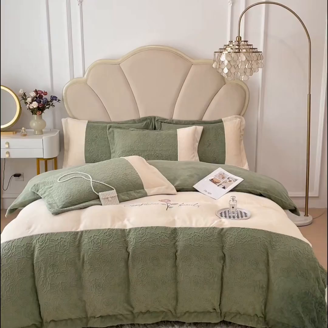 91家纺网 家纺一手货源 找家纺 梵克保罗 2025秋冬新款全消光牛奶绒雕花拼接刺绣款四件套-假日玫瑰（含买家秀） 假日玫瑰-山茶绿