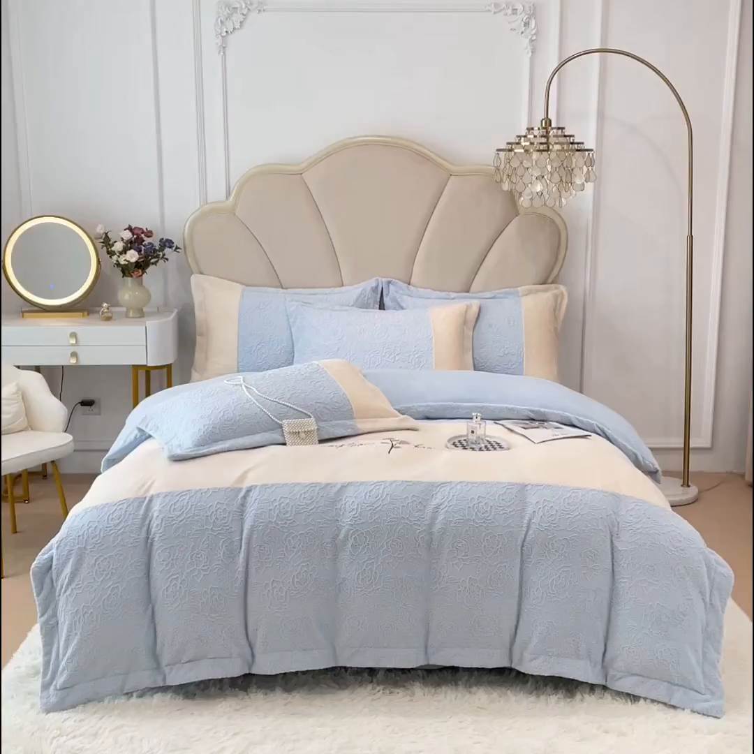 91家纺网 家纺一手货源 找家纺 梵克保罗 2025秋冬新款全消光牛奶绒雕花拼接刺绣款四件套-假日玫瑰（含买家秀） 假日玫瑰-迷雾蓝