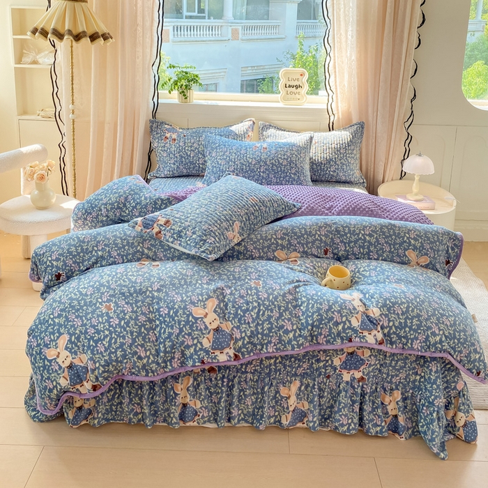 91家纺网 家纺一手货源 找家纺 梦可莱家居 2025秋冬新品豆豆绒床盖大花边四件套兔小姐