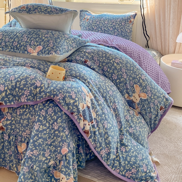 91家纺网 家纺一手货源 找家纺 梦可莱家居 2025秋冬新品豆豆绒床盖大花边四件套兔小姐