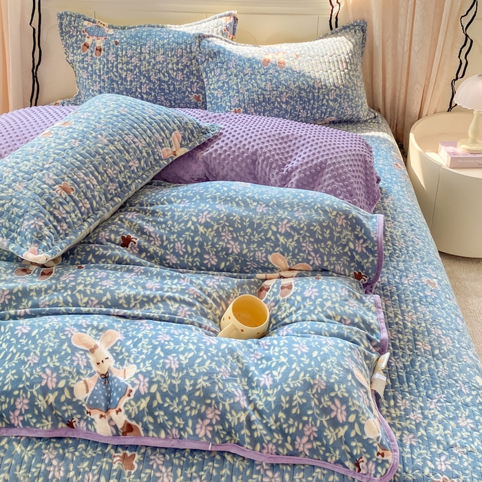 91家纺网 家纺一手货源 找家纺 梦可莱家居 2025秋冬新品豆豆绒床盖大花边四件套兔小姐