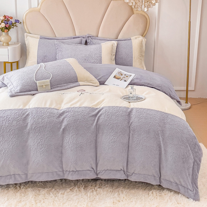 91家纺网 家纺一手货源 找家纺 梵克保罗 2025秋冬新款全消光牛奶绒雕花拼接刺绣款四件套-假日玫瑰（含买家秀） 假日玫瑰-香芋紫