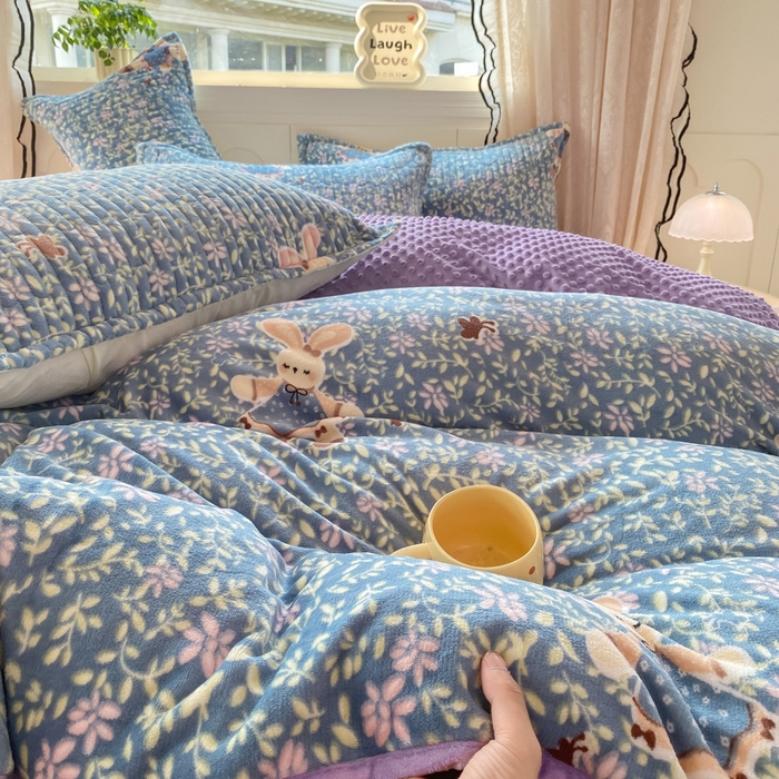 91家纺网 家纺一手货源 找家纺 梦可莱家居 2025秋冬新品豆豆绒床盖大花边四件套兔小姐