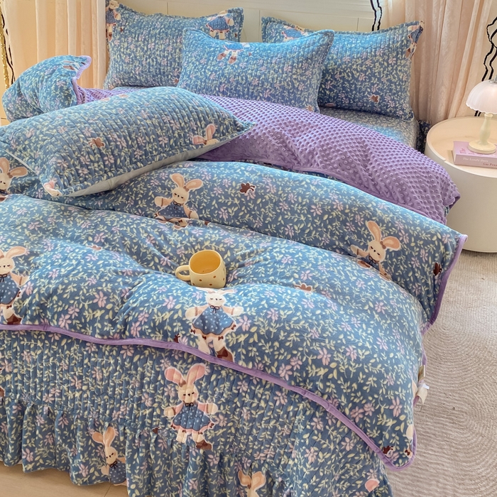 91家纺网 家纺一手货源 找家纺 梦可莱家居 2025秋冬新品豆豆绒床盖大花边四件套兔小姐