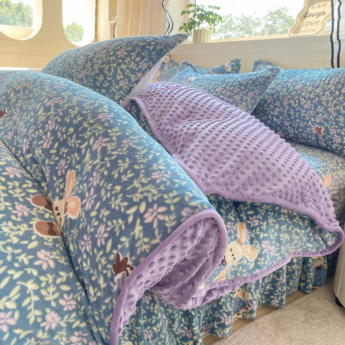 91家纺网 家纺一手货源 找家纺 梦可莱家居 2025秋冬新品豆豆绒床盖大花边四件套兔小姐