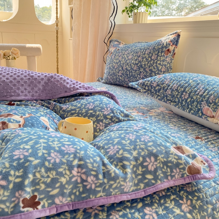 91家纺网 家纺一手货源 找家纺 梦可莱家居 2025秋冬新品豆豆绒床盖大花边四件套兔小姐