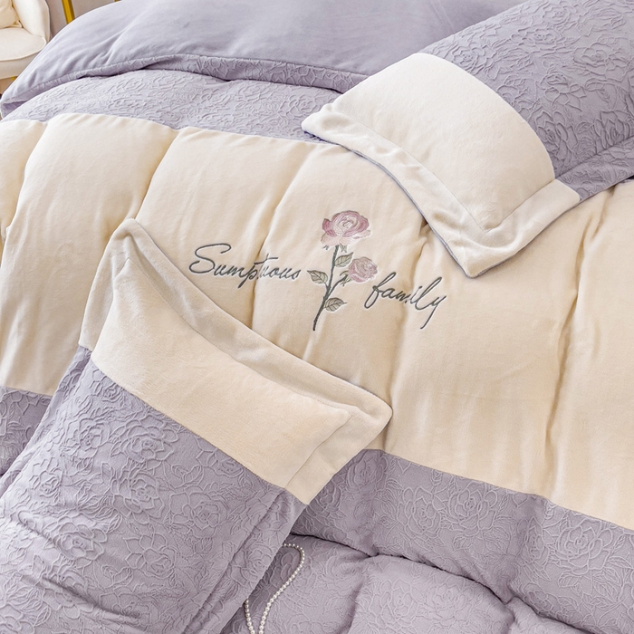 91家纺网 家纺一手货源 找家纺 梵克保罗 2025秋冬新款全消光牛奶绒雕花拼接刺绣款四件套-假日玫瑰（含买家秀） 假日玫瑰-香芋紫