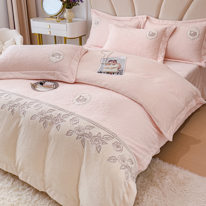 91家纺网 家纺一手货源 找家纺 （总）梵克保罗 2025秋冬新款牛奶绒雕花双拼拼接刺绣款四件套-维多利亚（含买家秀）