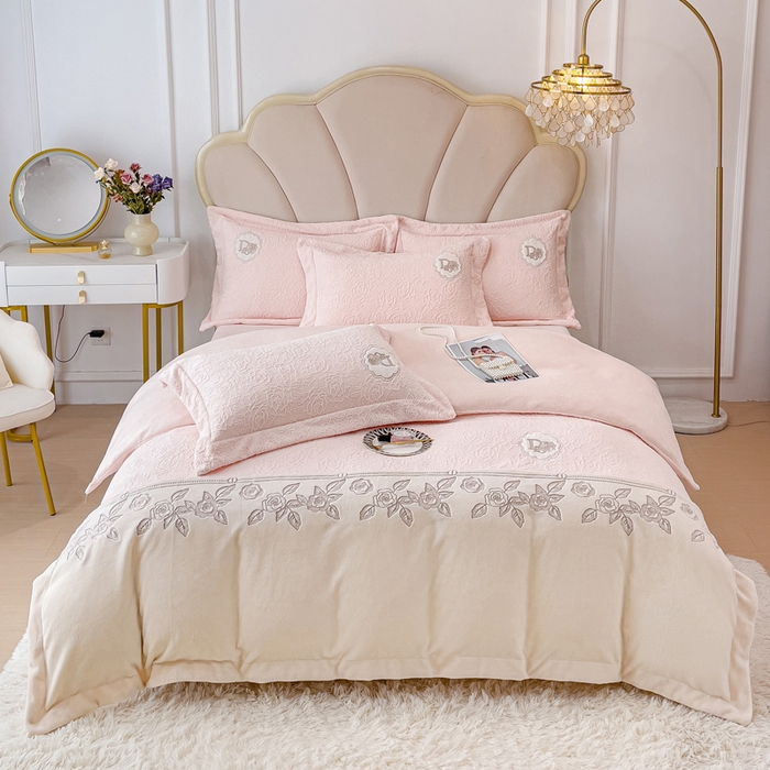 91家纺网 家纺一手货源 找家纺 （总）梵克保罗 2025秋冬新款牛奶绒雕花双拼拼接刺绣款四件套-维多利亚（含买家秀）