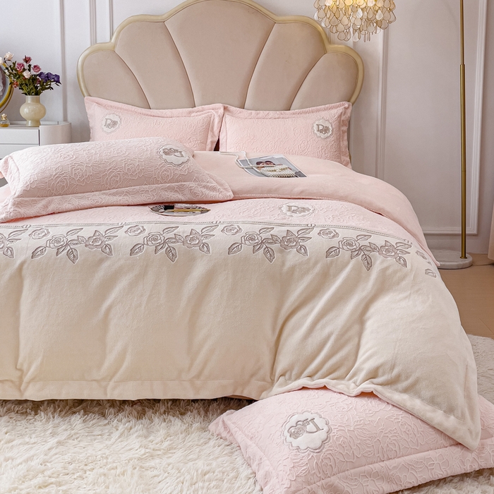 91家纺网 家纺一手货源 找家纺 梵克保罗 2025秋冬新款牛奶绒雕花双拼拼接刺绣款四件套-维多利亚（含买家秀） 维多利亚-冰桃粉