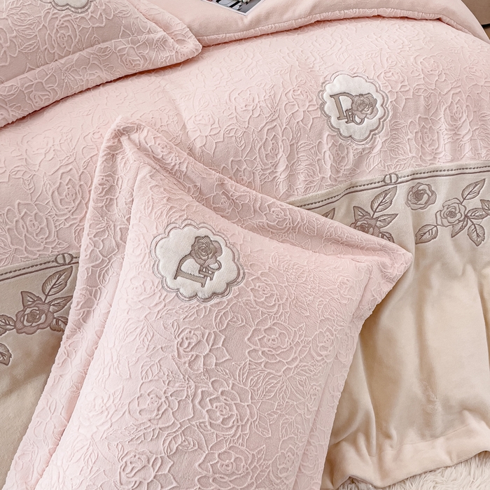 91家纺网 家纺一手货源 找家纺 梵克保罗 2025秋冬新款牛奶绒雕花双拼拼接刺绣款四件套-维多利亚（含买家秀） 维多利亚-冰桃粉