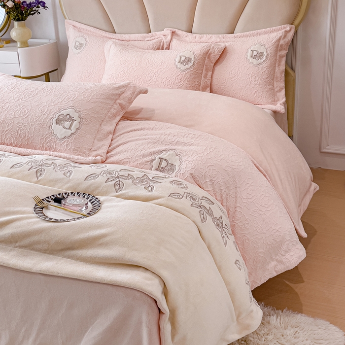 91家纺网 家纺一手货源 找家纺 梵克保罗 2025秋冬新款牛奶绒雕花双拼拼接刺绣款四件套-维多利亚（含买家秀） 维多利亚-冰桃粉