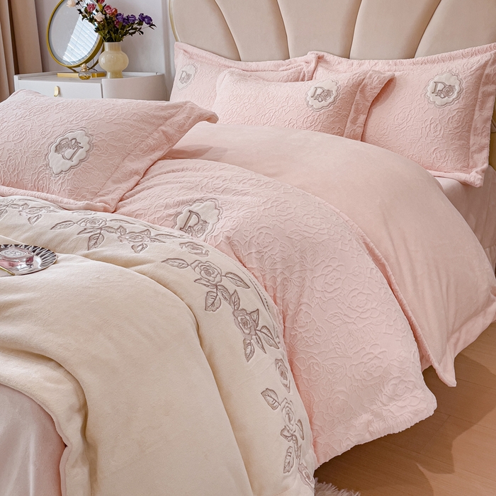 91家纺网 家纺一手货源 找家纺 梵克保罗 2025秋冬新款牛奶绒雕花双拼拼接刺绣款四件套-维多利亚（含买家秀） 维多利亚-冰桃粉