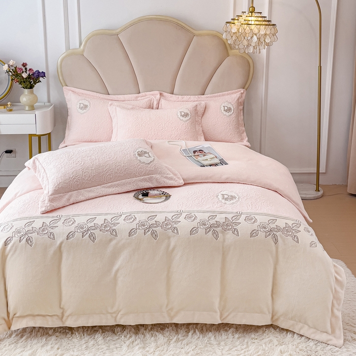 91家纺网 家纺一手货源 找家纺 （总）梵克保罗 2025秋冬新款牛奶绒雕花双拼拼接刺绣款四件套-维多利亚（含买家秀）