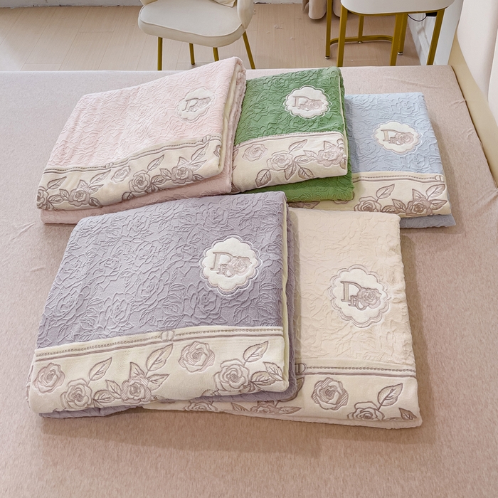 91家纺网 家纺一手货源 找家纺 梵克保罗 2025秋冬新款牛奶绒雕花双拼拼接刺绣款四件套-维多利亚（含买家秀） 组合图