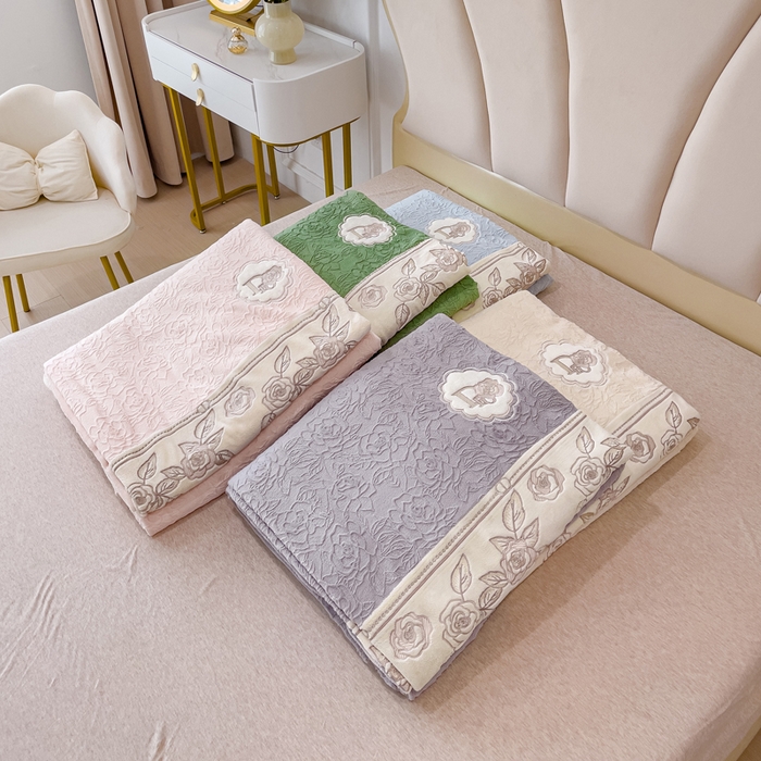 91家纺网 家纺一手货源 找家纺 梵克保罗 2025秋冬新款牛奶绒雕花双拼拼接刺绣款四件套-维多利亚（含买家秀） 组合图