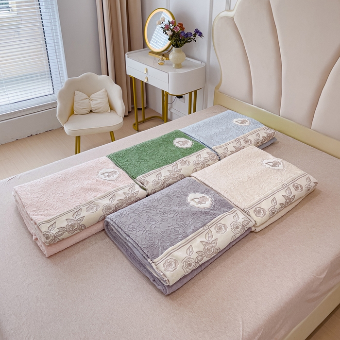 91家纺网 家纺一手货源 找家纺 梵克保罗 2025秋冬新款牛奶绒雕花双拼拼接刺绣款四件套-维多利亚（含买家秀） 组合图