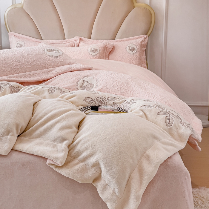 91家纺网 家纺一手货源 找家纺 （总）梵克保罗 2025秋冬新款牛奶绒雕花双拼拼接刺绣款四件套-维多利亚（含买家秀）