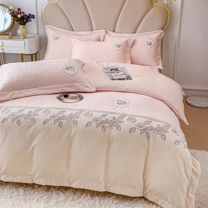 91家纺网 家纺一手货源 找家纺 （总）梵克保罗 2025秋冬新款牛奶绒雕花双拼拼接刺绣款四件套-维多利亚（含买家秀）