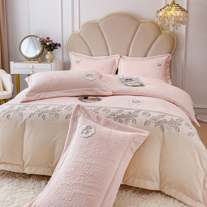 91家纺网 家纺一手货源 找家纺 （总）梵克保罗 2025秋冬新款牛奶绒雕花双拼拼接刺绣款四件套-维多利亚（含买家秀）