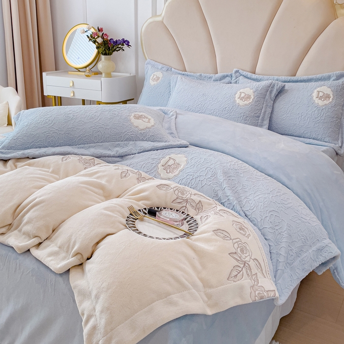 91家纺网 家纺一手货源 找家纺 梵克保罗 2025秋冬新款牛奶绒雕花双拼拼接刺绣款四件套-维多利亚（含买家秀） 维多利亚-迷雾蓝