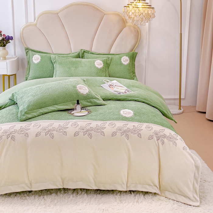 91家纺网 家纺一手货源 找家纺 梵克保罗 2025秋冬新款牛奶绒雕花双拼拼接刺绣款四件套-维多利亚（含买家秀） 维多利亚-山茶绿