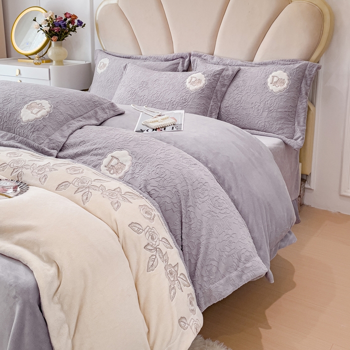 91家纺网 家纺一手货源 找家纺 梵克保罗 2025秋冬新款牛奶绒雕花双拼拼接刺绣款四件套-维多利亚（含买家秀） 维多利亚-香芋紫