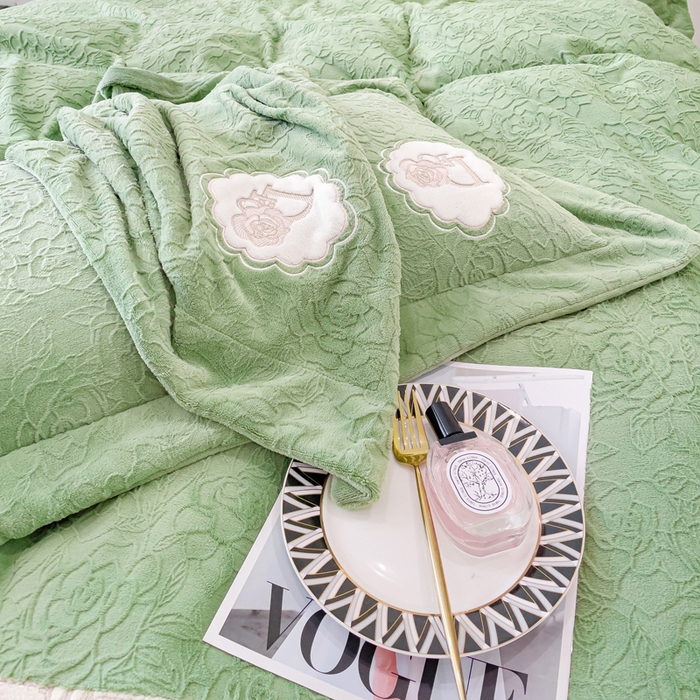 91家纺网 家纺一手货源 找家纺 梵克保罗 2025秋冬新款牛奶绒雕花双拼拼接刺绣款四件套-维多利亚（含买家秀） 维多利亚-山茶绿