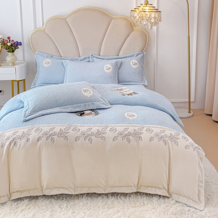 91家纺网 家纺一手货源 找家纺 梵克保罗 2025秋冬新款牛奶绒雕花双拼拼接刺绣款四件套-维多利亚（含买家秀） 维多利亚-迷雾蓝