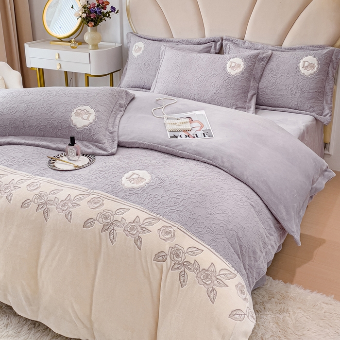 91家纺网 家纺一手货源 找家纺 梵克保罗 2025秋冬新款牛奶绒雕花双拼拼接刺绣款四件套-维多利亚（含买家秀） 维多利亚-香芋紫