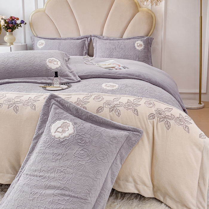 91家纺网 家纺一手货源 找家纺 梵克保罗 2025秋冬新款牛奶绒雕花双拼拼接刺绣款四件套-维多利亚（含买家秀） 维多利亚-香芋紫