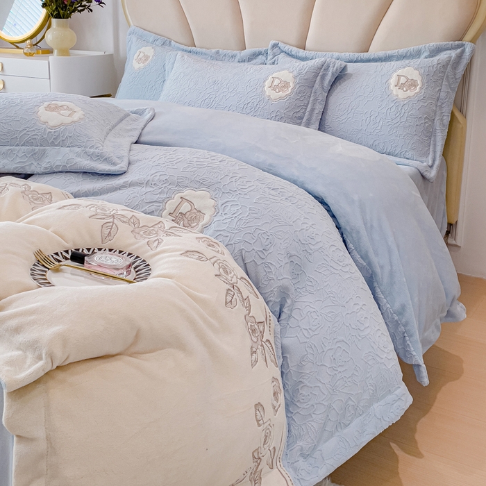 91家纺网 家纺一手货源 找家纺 梵克保罗 2025秋冬新款牛奶绒雕花双拼拼接刺绣款四件套-维多利亚（含买家秀） 维多利亚-迷雾蓝