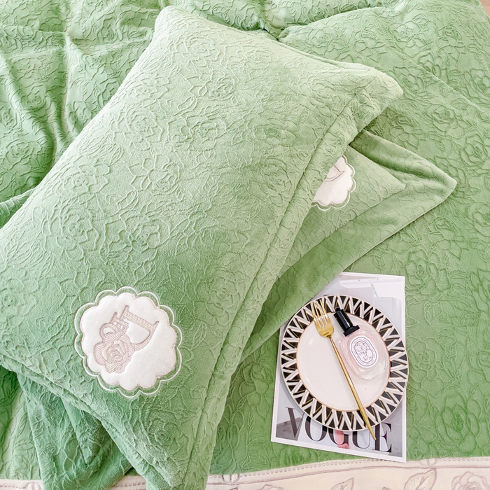 91家纺网 家纺一手货源 找家纺 梵克保罗 2025秋冬新款牛奶绒雕花双拼拼接刺绣款四件套-维多利亚（含买家秀） 维多利亚-山茶绿