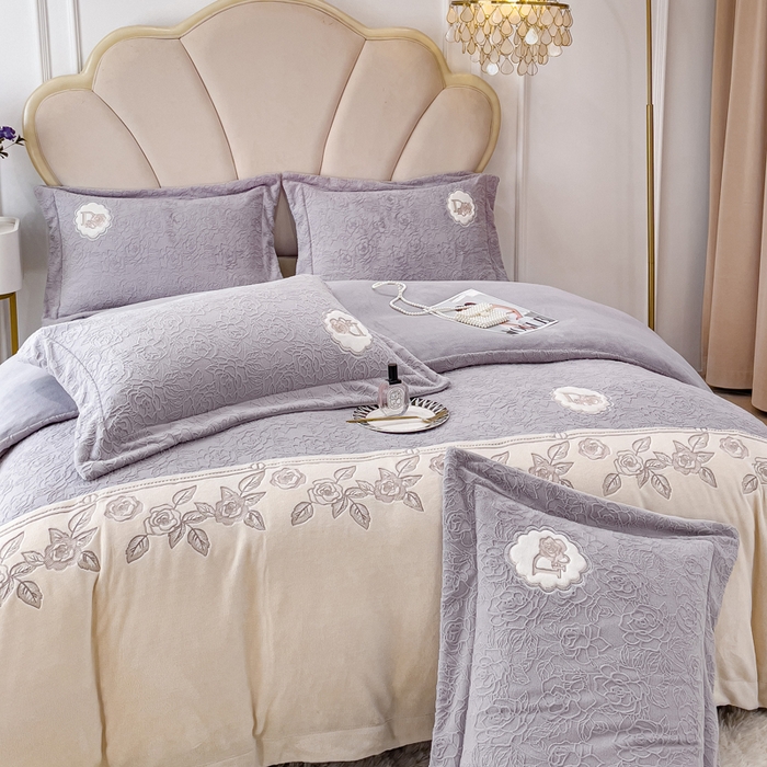 91家纺网 家纺一手货源 找家纺 梵克保罗 2025秋冬新款牛奶绒雕花双拼拼接刺绣款四件套-维多利亚（含买家秀） 维多利亚-香芋紫