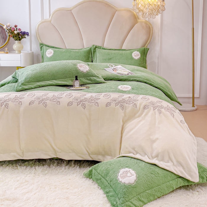 91家纺网 家纺一手货源 找家纺 梵克保罗 2025秋冬新款牛奶绒雕花双拼拼接刺绣款四件套-维多利亚（含买家秀） 维多利亚-山茶绿