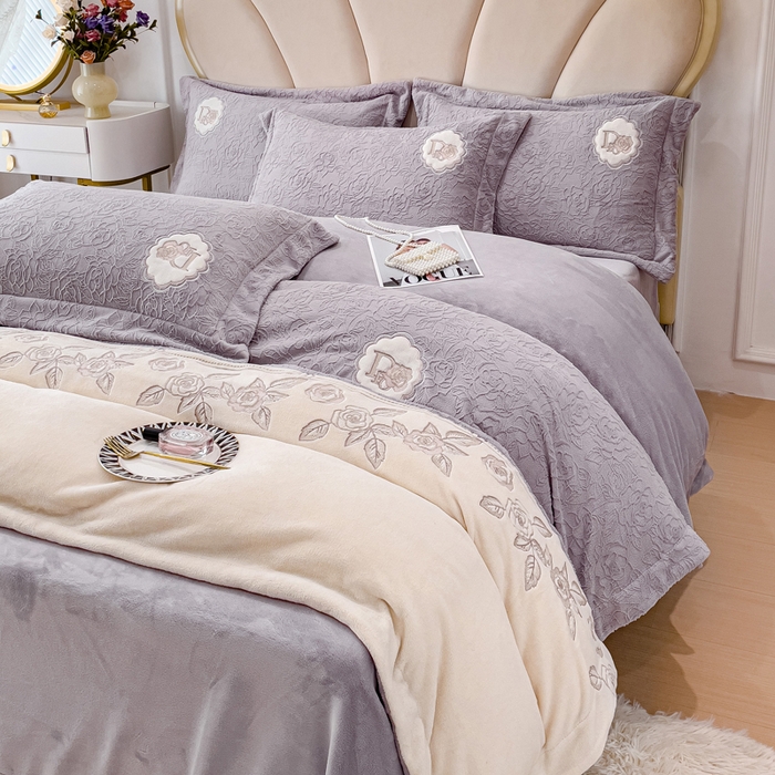 91家纺网 家纺一手货源 找家纺 梵克保罗 2025秋冬新款牛奶绒雕花双拼拼接刺绣款四件套-维多利亚（含买家秀） 维多利亚-香芋紫