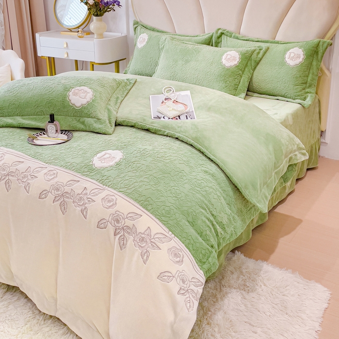 91家纺网 家纺一手货源 找家纺 梵克保罗 2025秋冬新款牛奶绒雕花双拼拼接刺绣款四件套-维多利亚（含买家秀） 维多利亚-山茶绿