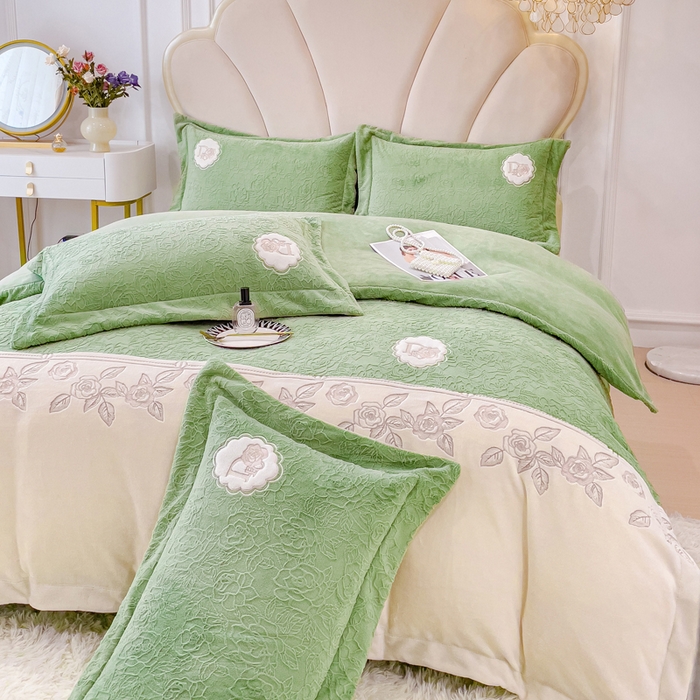 91家纺网 家纺一手货源 找家纺 梵克保罗 2025秋冬新款牛奶绒雕花双拼拼接刺绣款四件套-维多利亚（含买家秀） 维多利亚-山茶绿