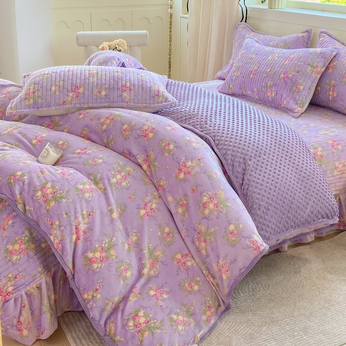 91家纺网 家纺一手货源 找家纺 梦可莱家居 2025秋冬新品豆豆绒床盖大花边四件套紫苏